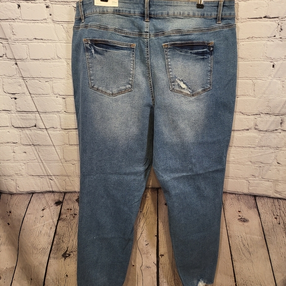 Amethyst Women's Embroidered Flare Leg Stretch Plus Size Dark Wash Blue Jeans 36 Amethyst Women's Embroidered Flare Leg Stretch Plus Size Dark Wash Blue Jeans 36